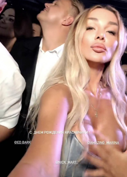 42-летняя Анна Седокова станцевала на камеру в наряде с глубоким декольте