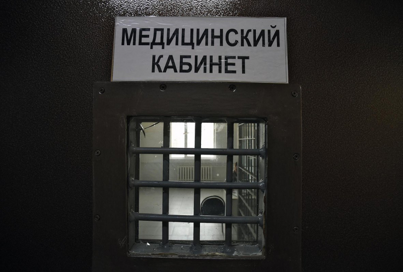 «Ей больно круглосуточно». Молодая россиянка начала гнить в колонии. В ее груди дыра, это может быть рак. Что об этом известно?