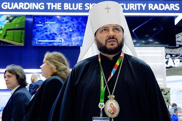 Изображение храма Василия Блаженного с символами ислама