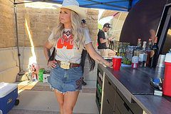 41-летняя певица оконфузилась на сцене из-за мини-юбки