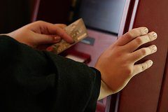 Банки стали лишать россиян доступа к деньгам