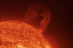 Солнце вновь выбросило рекордно большой протуберанец