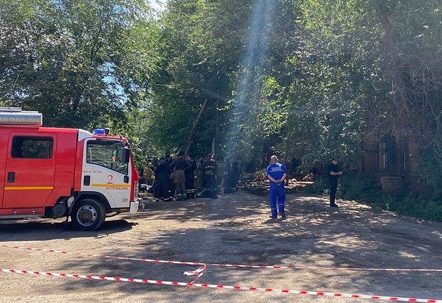 Срочная эвакуация людей из рухнувшего в Астрахани жилого дома