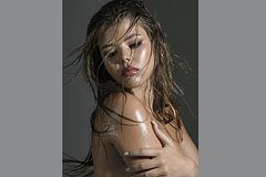 19-летняя дочь популярной ведущей снялась топлес