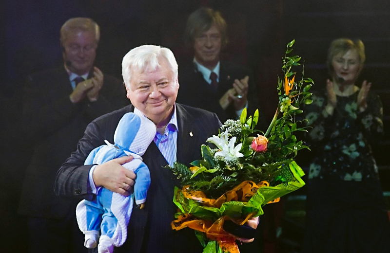 «Не надо бояться быть глупым». За что несколько поколений россиян любили Олега Табакова?