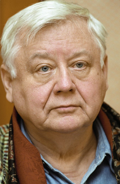 «Не надо бояться быть глупым». За что несколько поколений россиян любили Олега Табакова?
