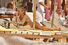 Папарацци сняли популярную телезвезду в бикини