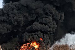 В Одессе после взрывов начался мощный пожар