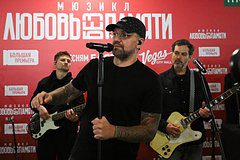 Баста спел свои хиты на станции метро