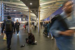 Богатый мужчина поселился на улице и стал жить на тысячу рублей в месяц ради свободы