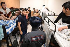 Более 60 обысков провели по делу о незаконной миграции в российском городе