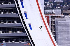 Бразильский скейтбордист съехал с рампы высотой в 22 этажа и установил два рекорда