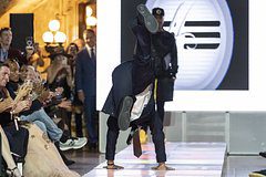 Бывший губернатор Нью-Йорка попал в объективы камер в попытке сделать сальто на подиуме