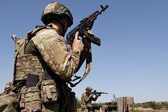 Двое пьяных бойцов ВСУ заставили сослуживца пить мочу