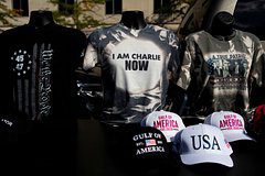 Футболки с цитатами Чарли Кирка ринулись скупать после расправы над ним