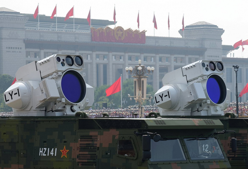 Китай показал уникальные боевые лазеры и новые ракеты. Почему это оружие так пугает США?