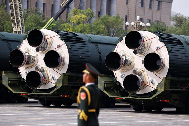Китай показал уникальные боевые лазеры и новые ракеты. Почему это оружие так пугает США?