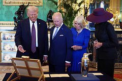 Мелания Трамп стала мемом из-за наряда на встрече с королевской семьей