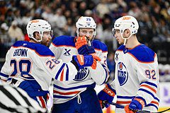 Немецкий форвард клуба НХЛ по-русски поздравил российского одноклубника