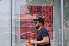 Официальный курс доллара подняли выше 85 рублей