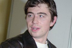 Памятник Сергею Бодрову-младшему открыли в Ленобласти