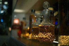 Появились подробности о годами продававшем опасный алкоголь пенсионере из Ленобласти