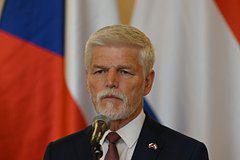 Президент Чехии призвал сбивать российские военные самолеты