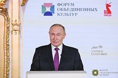 Путин призвал к укреплению взаимодействия между писателями
