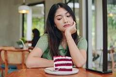 Россиянам назвали полезную замену привычки заедать стресс сладким