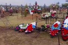 Россиянин показал на видео развороченные свежие могилы бойцов СВО
