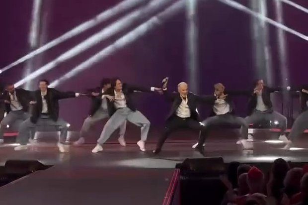 Танец Олега Газманова под песню «Загулял» завирусился в сети