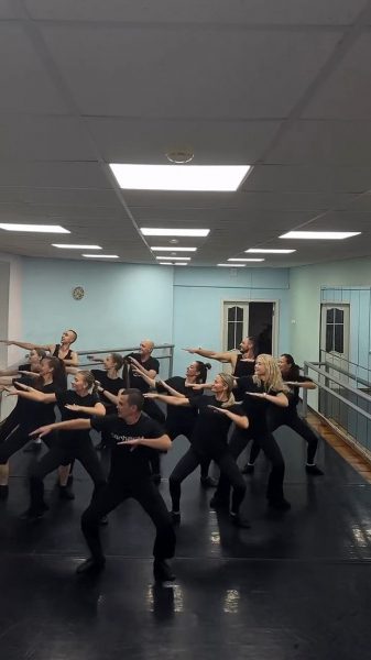 Танец Олега Газманова под песню «Загулял» завирусился в сети