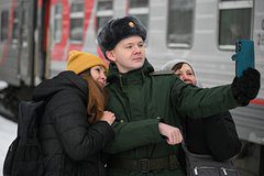 В России 1 октября начнется осенний призыв. Впервые будут массово вручать электронные повестки. Что нужно знать?