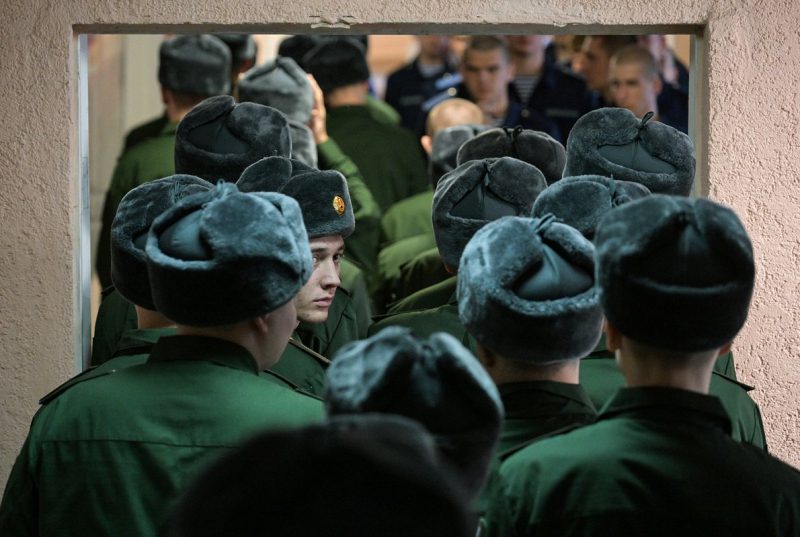 В России 1 октября начнется осенний призыв. Впервые будут массово вручать электронные повестки. Что нужно знать?