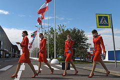 В России призвали разрешить стюардессам не носить каблуки