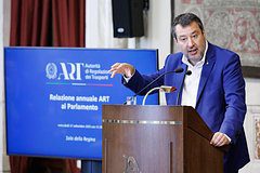 Вице-премьер Италии объяснился после критики за рукопожатие с послом России