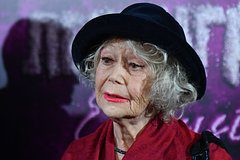 Звезда «Служебного романа» выступила против ремейков советских фильмов