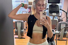 42-летняя звезда «Универа» похвасталась прессом в откровенном топе