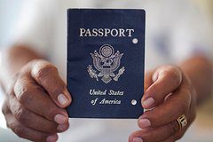 Американцы начали массово отказываться от паспортов