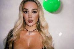 Анна Седокова похвасталась грудью в наряде с глубоким декольте на фото