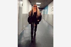 Анна Седокова прошлась на камеру в откровенном образе