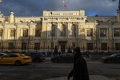 Банк России понизил курсы доллара и евро