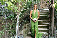 Белла Хадид пришла на свадьбу сестры без бюстгальтера и обуви