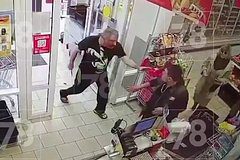 Буйный покупатель изрезал продавца российского магазина