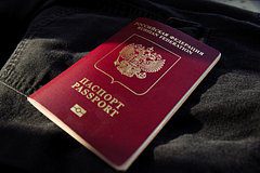 Десятки россиян остались без отпуска за границей из-за наползания текста в загранпаспортах