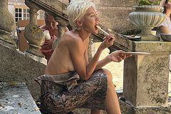 Дочь Джуда Лоу с голой грудью пообедала на лестнице