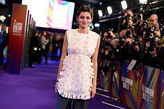 Известная актриса вышла в свет в фартуке