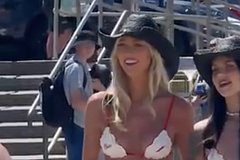 Известная порномодель собралась переспать с туристом из каждой страны и вызвала скандал