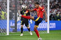 Известный футболист перестал раздавать бесплатные автографы