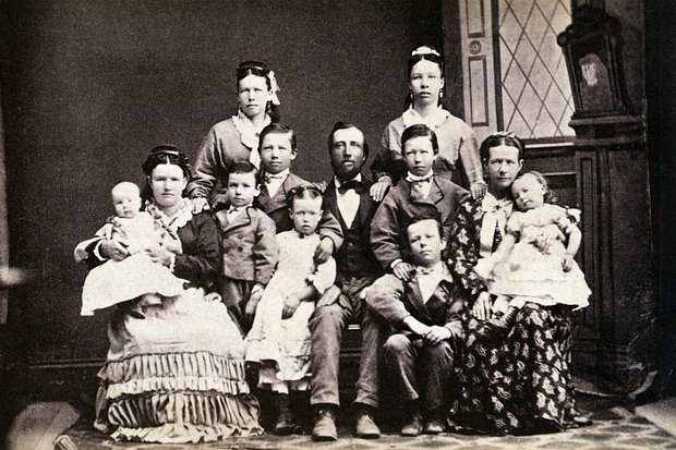 «Я отказалась от части себя». Жены мормонов зарабатывают миллионы, пока фанаты пытаются спасти их из плена. Кто они такие?
